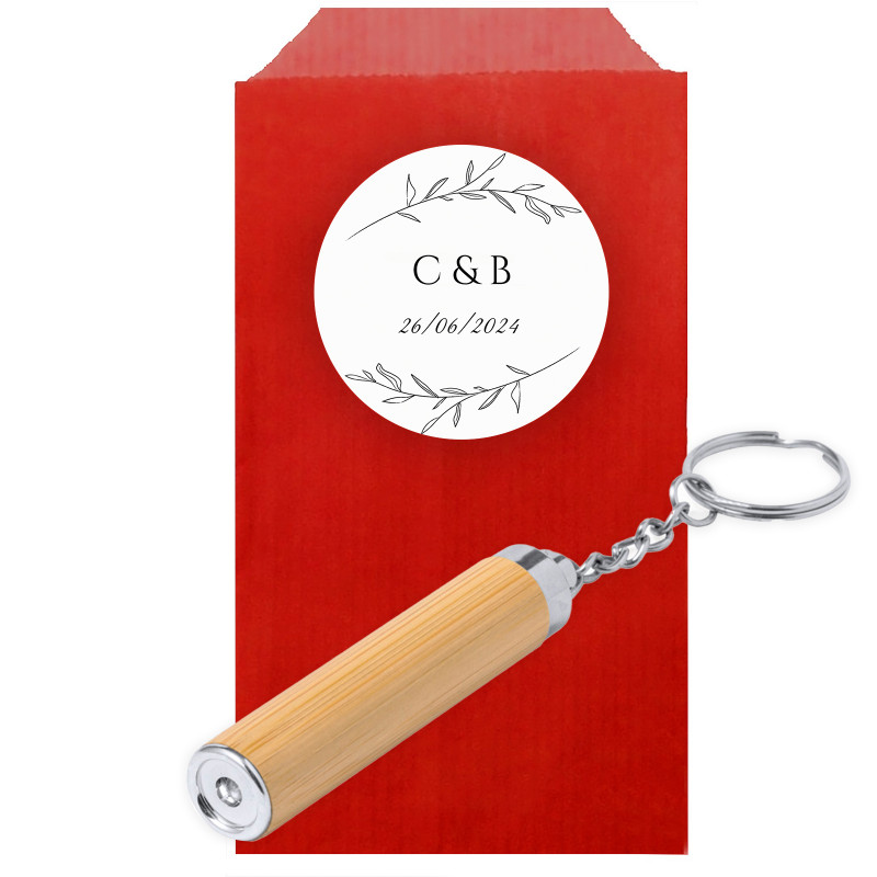Porte-clés lampe de poche en bambou dans une enveloppe kraft avec un autocollant initial personnalisé pour plus de détails