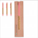 Stylo en paille de blé rose dans un étui avec un autocollant de baptême pour plus de détails