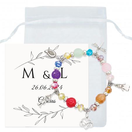 Bracelet avec perles et breloques colorées dans un sac en organza avec une carte de remerciement pour les détails