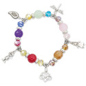 Bracelet avec perles et breloques colorées dans un sac en organza avec une carte de remerciement pour les détails