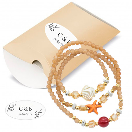 Bracelet à breloques marin dans une enveloppe kraft avec autocollant initial pour plus de détails