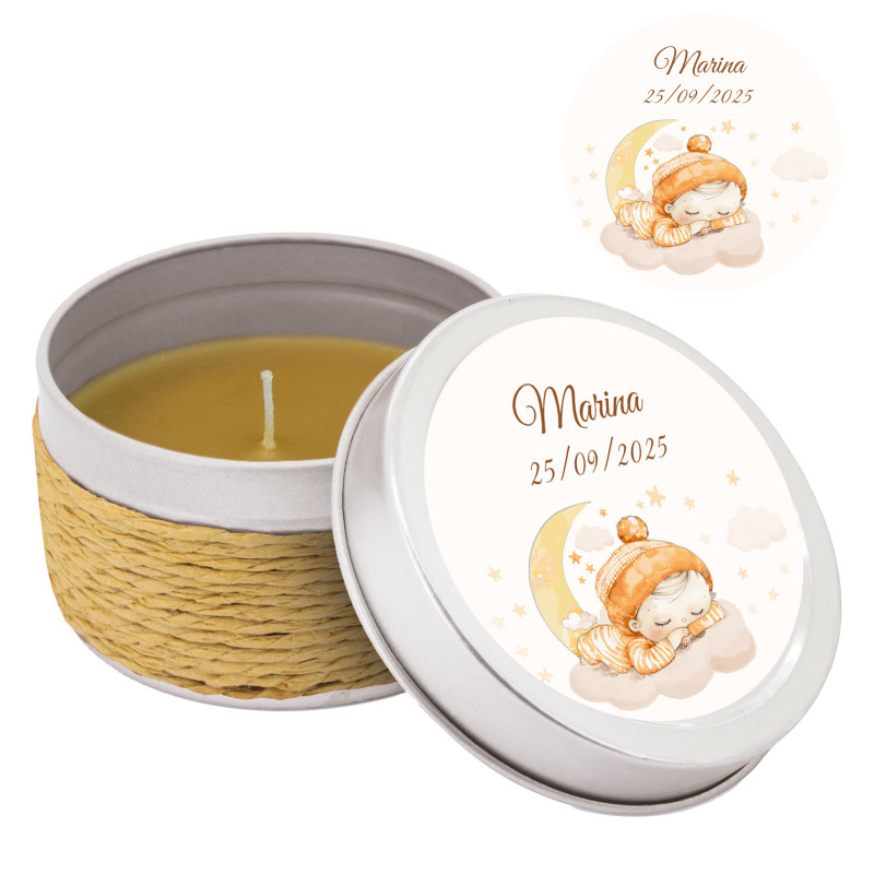 Bougie parfumée dans une boîte décorée de corde et un couvercle personnalisé pour baptême