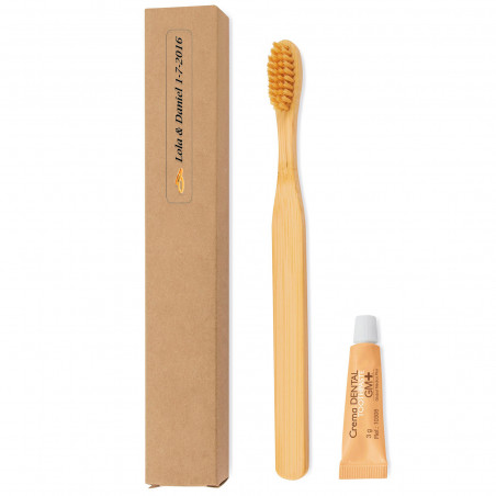 Brosse à dents et dentifrice dans une boîte avec autocollant personnalisé pour cadeaux de mariage.