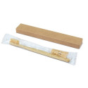 Brosse à dents et dentifrice dans une boîte avec autocollant personnalisé pour cadeaux de mariage.