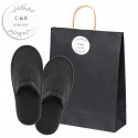 Chaussons noirs en éponge dans un sac personnalisé à offrir