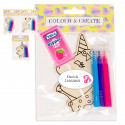 Figure en bois à peindre avec un adhésif de licorne personnalisé et un dipper à la fraise pour les détails.