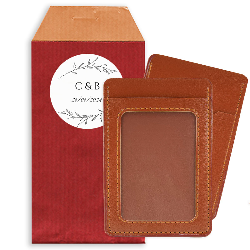 Porte-cartes marron dans une enveloppe avec autocollant initial personnalisé pour plus de détails