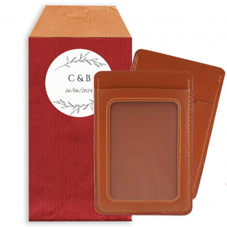 Porte-cartes marron dans une enveloppe avec autocollant initial personnalisé pour plus de détails