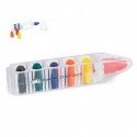 Crayons de couleur dans un pot à crayons avec adhésif personnalisé pour les détails