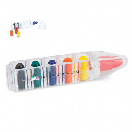 Crayons de couleur dans un pot à crayons avec adhésif personnalisé pour les détails