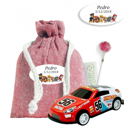 Voiture en métal jouet avec des chupachups dans un sac personnalisé pour un événement enfantin