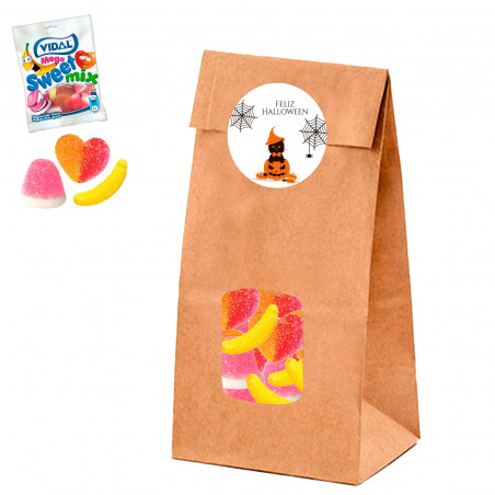 Mélange de bonbons dans un sac en papier avec un autocollant spécial Halloween pour les détails