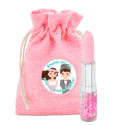 Stylo rouge à lèvres dans un sac en toile rose avec adhésif personnalisé pour les détails