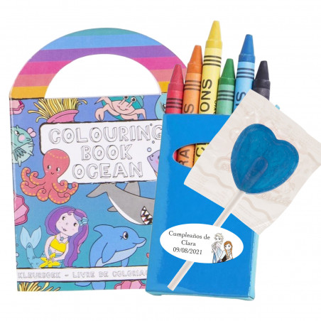 Livre à colorier avec des autocollants et des crayons de couleur, plus une sucette bleue personnalisée avec un autocollant