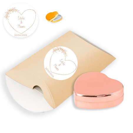 Baume à lèvres en forme de cœur dans un étui kraft avec un autocollant minimaliste personnalisé pour les détails