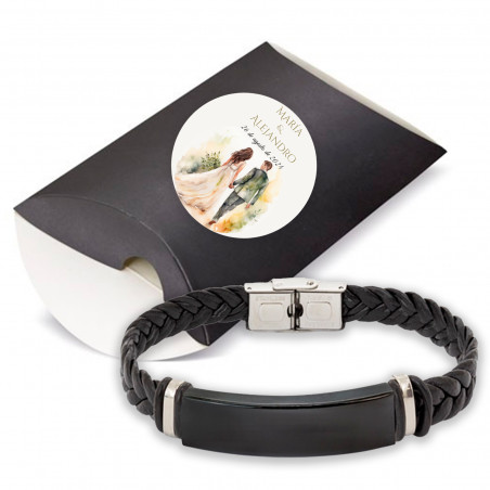 Bracelet en acier noir dans un étui en kraft noir avec adhésif personnalisable pour cadeaux de mariage