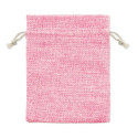 Bracelet avec perles et breloques colorées dans un sac en tissu rose et adhésif spécial pour le baptême