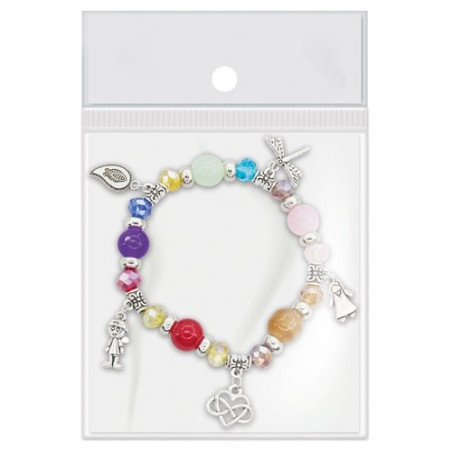 Bracelet avec perles et breloques colorées dans un sac en tissu rose et adhésif spécial pour le baptême