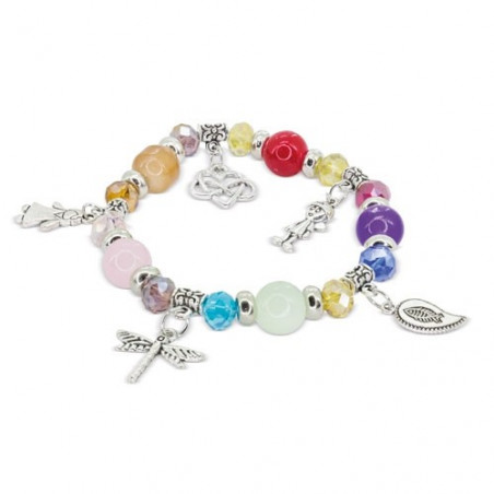 Bracelet avec perles et breloques colorées dans un sac en tissu rose et adhésif spécial pour le baptême