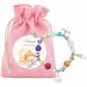 Bracelet avec perles et breloques colorées dans un sac en tissu rose et adhésif spécial pour le baptême