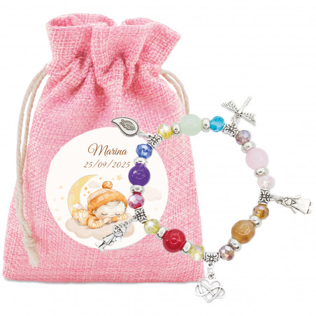Bracelet avec perles et breloques colorées dans un sac en tissu rose et adhésif spécial pour le baptême
