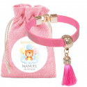 Bracelet à pompon rose dans un sac en tissu avec autocollant personnalisé pour les baptêmes