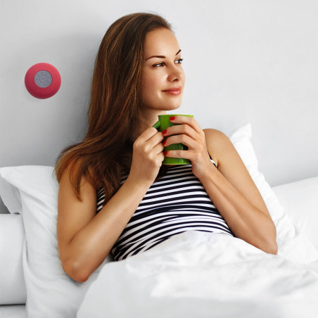 Enceinte Bluetooth étanche rouge avec autocollant spécial Noël représentant le Père Noël et ses amis