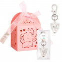 Porte-clés ange gardien personnalisé présenté dans une boîte éléphant pour les cadeaux de baptême