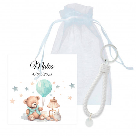 Porte-clés tressé avec carte personnalisée dans un sac en organza pour les cadeaux de baptême