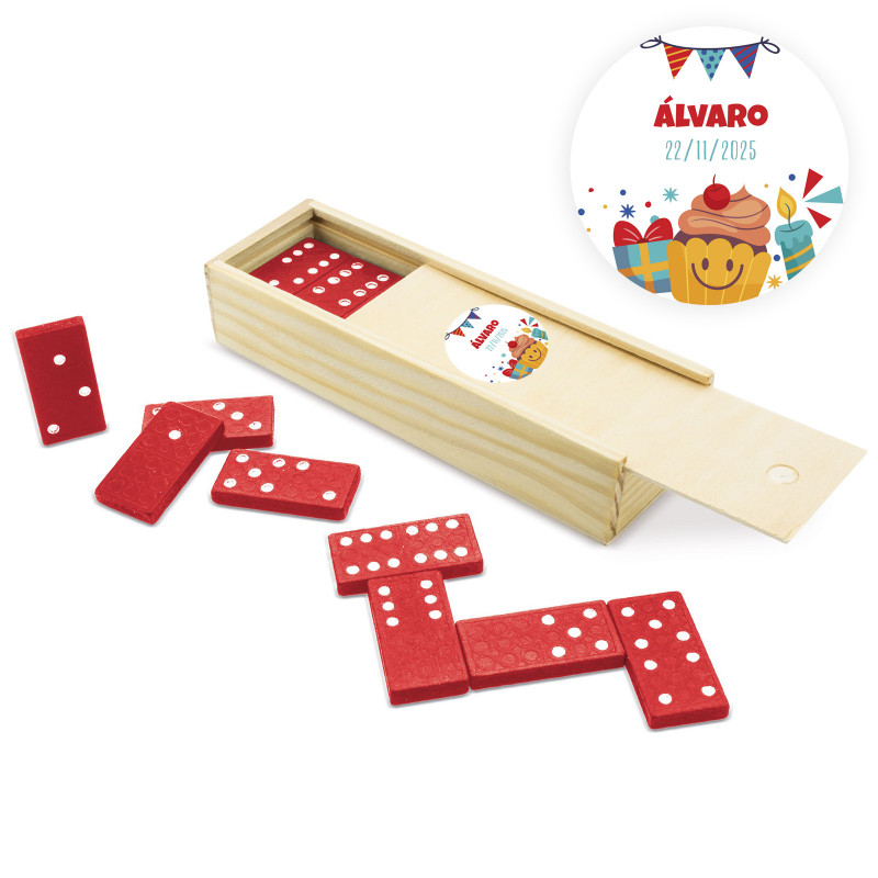 Domino de pièces rouges dans un étui en bois personnalisé avec un autocollant d'anniversaire