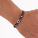 Bracelet en cuir et ornements argentés dans une enveloppe noire avec un autocollant personnalisé des initiales pour des