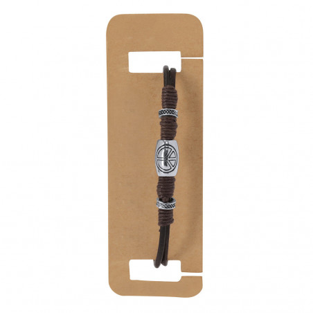 Bracelet en cuir et ornements argentés dans une enveloppe noire avec un autocollant personnalisé des initiales pour des