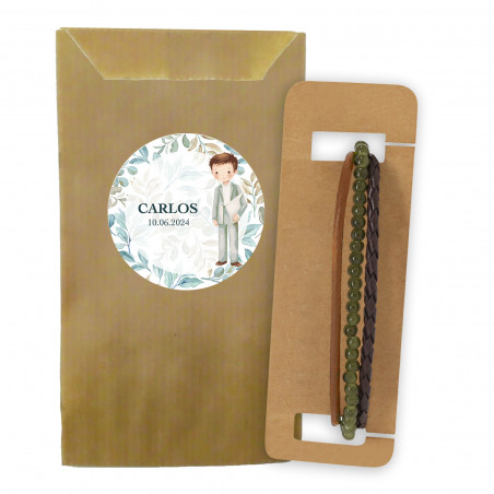 Bracelet à trois cordons dans une enveloppe kraft et autocollant de communion personnalisé pour garçon