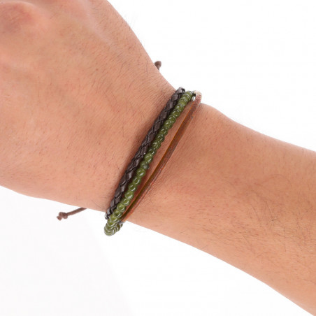 Bracelet à trois cordons dans une enveloppe kraft verte et autocollant personnalisé de mariage