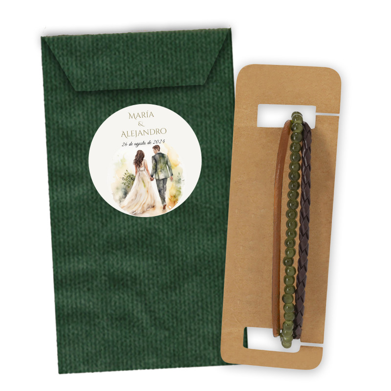 Bracelet à trois cordons dans une enveloppe kraft verte et autocollant personnalisé de mariage