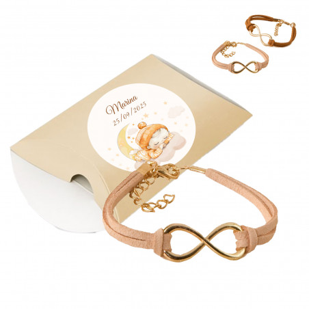 Bracelet infini dans une boîte de présentation beige personnalisée avec autocollant pour baptêmes