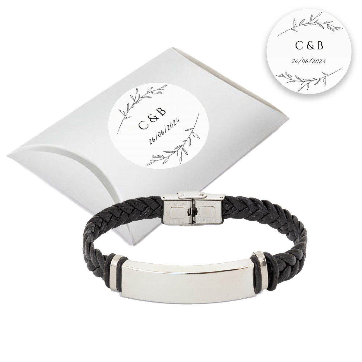 Bracelet en acier pour homme présenté dans une boîte en carton argentée avec un autocollant personnalisé pour événements