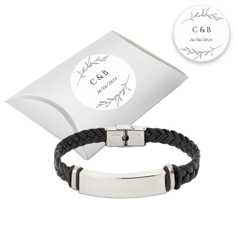 Bracelet en acier pour homme présenté dans une boîte en carton argentée avec un autocollant personnalisé pour événements
