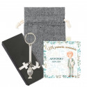 Porte-clés argenté avec charm de communion dans un étui de présentation et un sac noir en coton avec une carte pour la