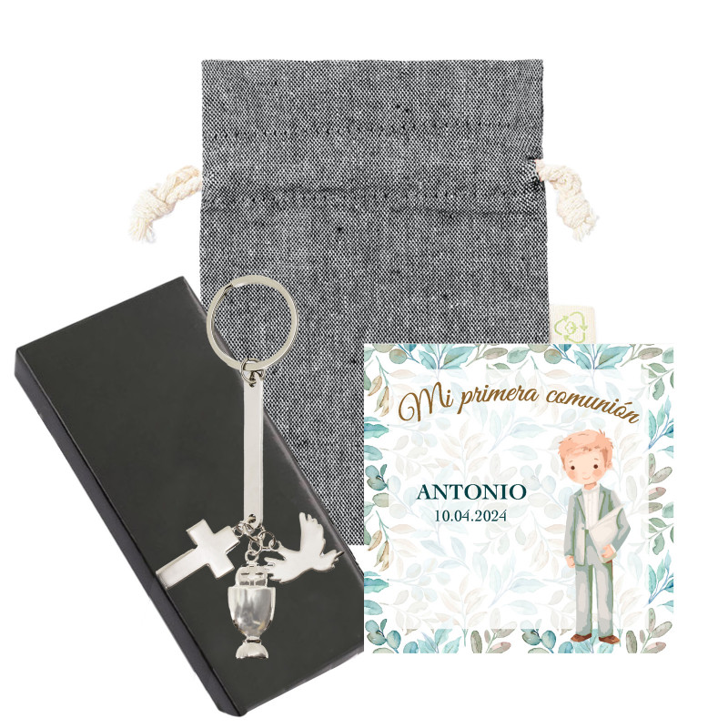 Porte-clés argenté avec charm de communion dans un étui de présentation et un sac noir en coton avec une carte pour la