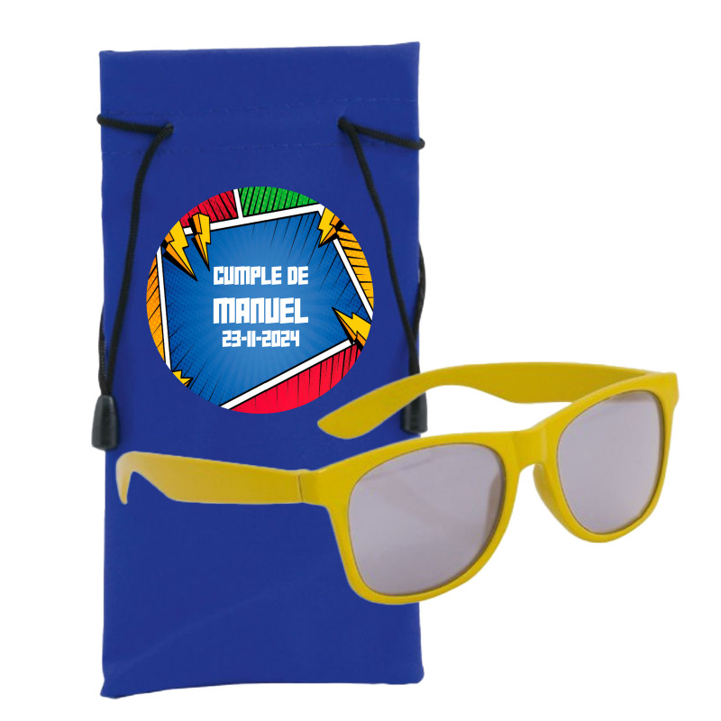 Lunettes de soleil pour enfants jaunes dans une housse bleue avec autocollant de super-héros personnalisé