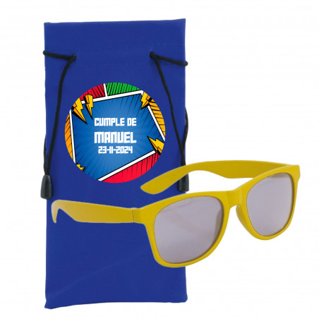 Lunettes de soleil pour enfants jaunes dans une housse bleue avec autocollant de super-héros personnalisé
