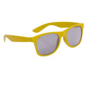 Lunettes de soleil pour enfants jaunes dans une housse bleue avec autocollant de super-héros personnalisé
