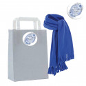 Écharpe bleue dans un sac en papier gris personnalisé avec un adhésif au texte modifiable