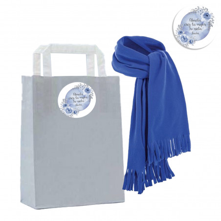 Écharpe bleue dans un sac en papier gris personnalisé avec un adhésif au texte modifiable