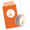 Yoyo en bois personnalisé avec autocollant de bébé dans une enveloppe orange personnalisée