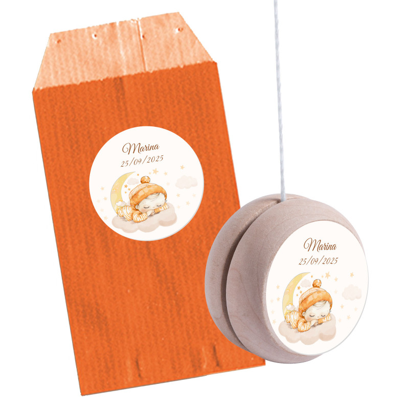 Yoyo en bois personnalisé avec autocollant de bébé dans une enveloppe orange personnalisée