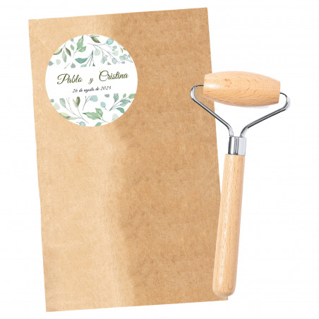 Masque facial dans une enveloppe kraft avec un autocollant personnalisé pour les mariages et événements