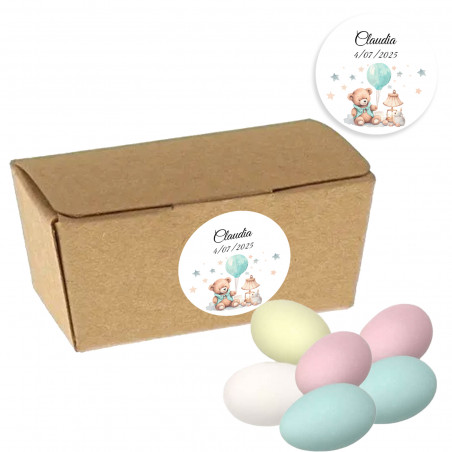 Dragées colorées dans une boîte en carton kraft avec un autocollant spécial personnalisable pour les baptêmes