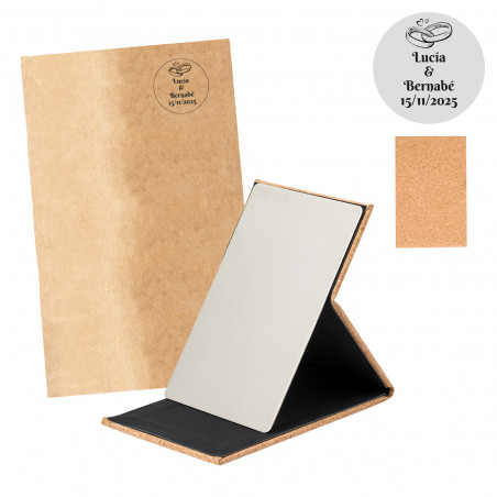Miroir pliable en liège dans un sac kraft personnalisé avec un autocollant rond transparent pour un mariage